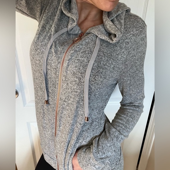 Heather grey la vie en rose hoodie - Picture 9 of 13